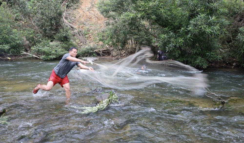 People cast nets to catch cool fish in the sacred stream. Photo: Yen Hoa