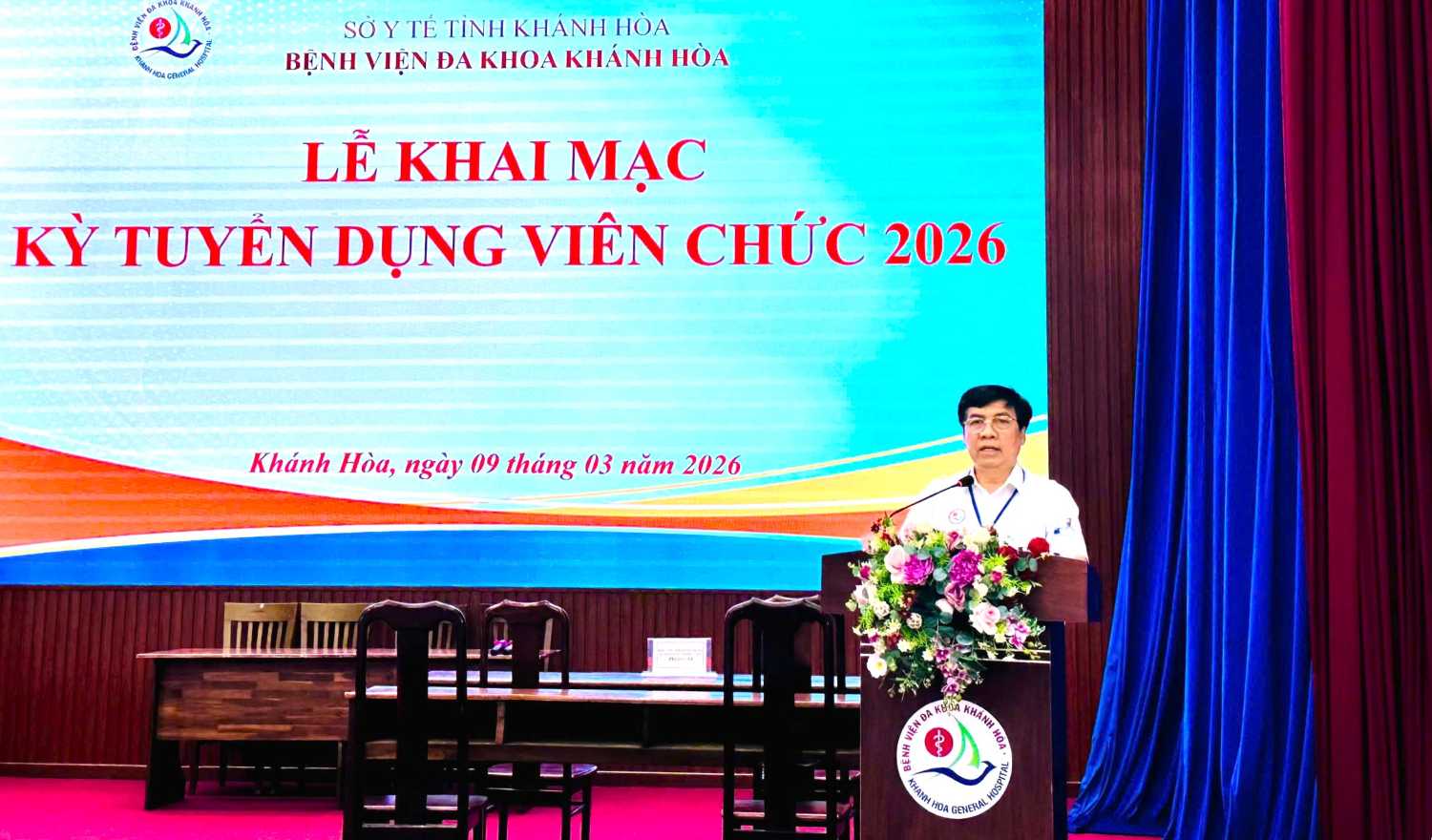 Mr. Le Vu Chuong - Director of Khanh Hoa General Hospital, Chairman of the Recruitment Council, delivered the opening speech. Photo: Khanh Hoa General Hospital