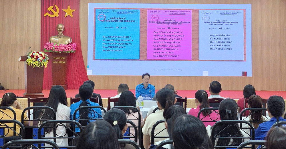 An Khe Ward Trade Union propagates about the election of National Assembly deputies of the 16th term and People's Council deputies at all levels to union members. Photo: An Khe Trade Union.