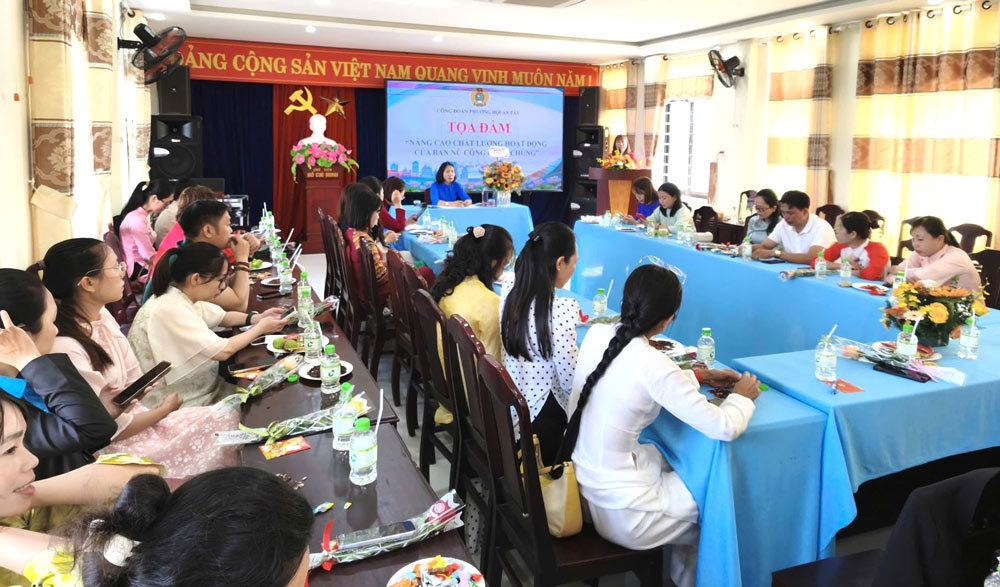 Hoi An Tay Ward Trade Union held a seminar "Improving the quality of mass women's work" combined with training on the work of the Women's Committee for grassroots trade union officials. Photo: Da Nang Trade Union.