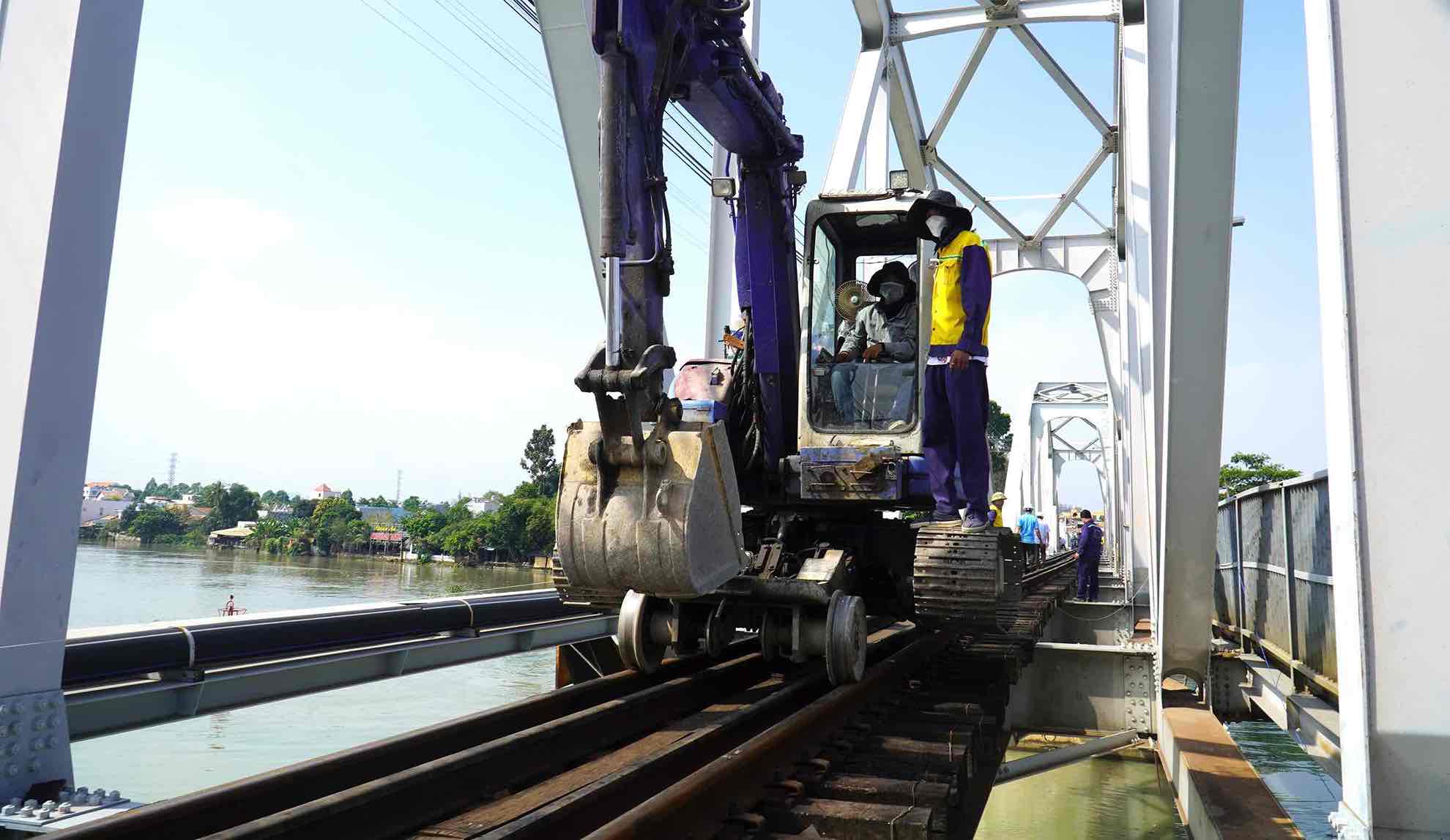 Repairing Ghenh bridge on March 9th after the barge collision on March 6th. Photo: HAC