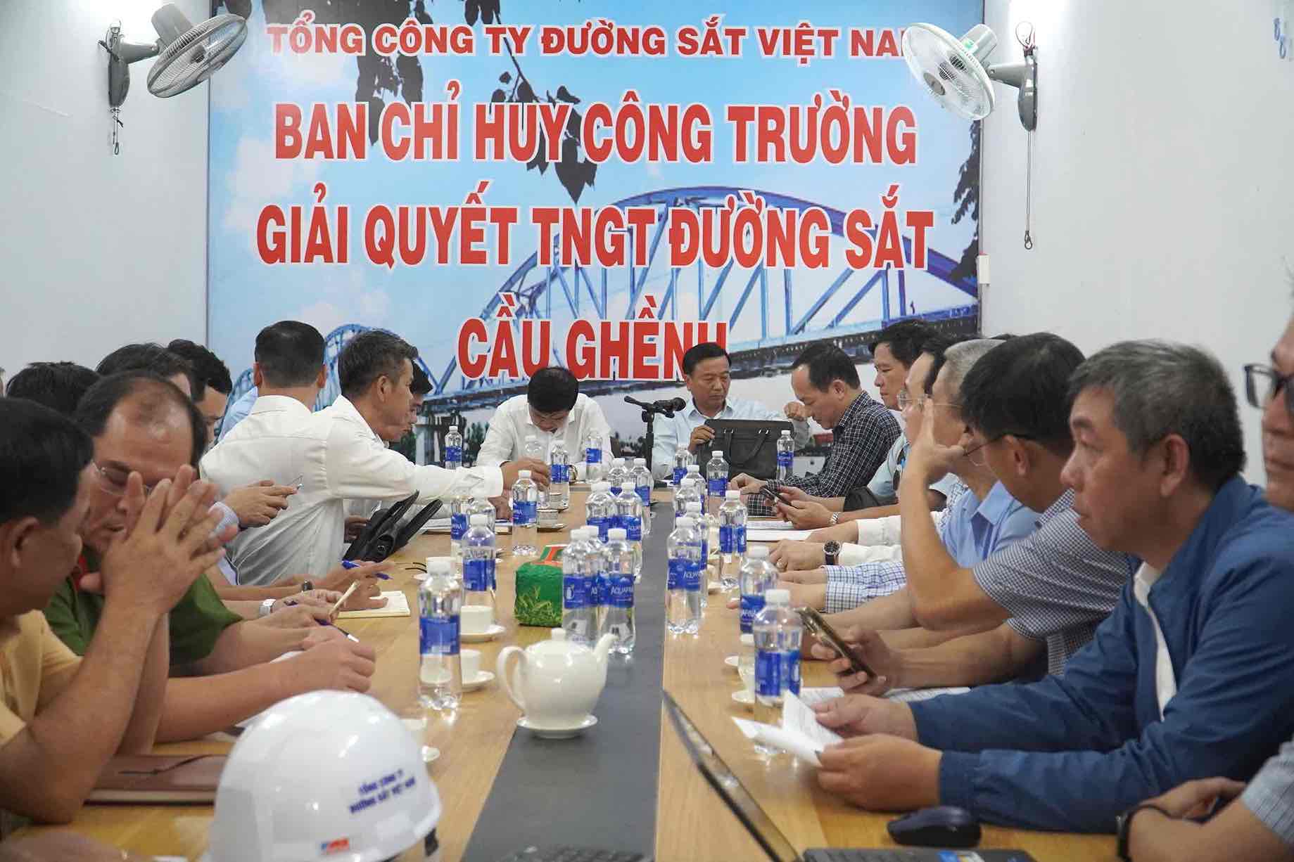 Bộ Xây dựng, lãnh đạo UBND tỉnh Đồng Nai và các sở ngành liên quan đã kiểm tra hiện trường, làm việc về vụ sàn lan va chạm cầu Ghềnh. Ảnh: HAC