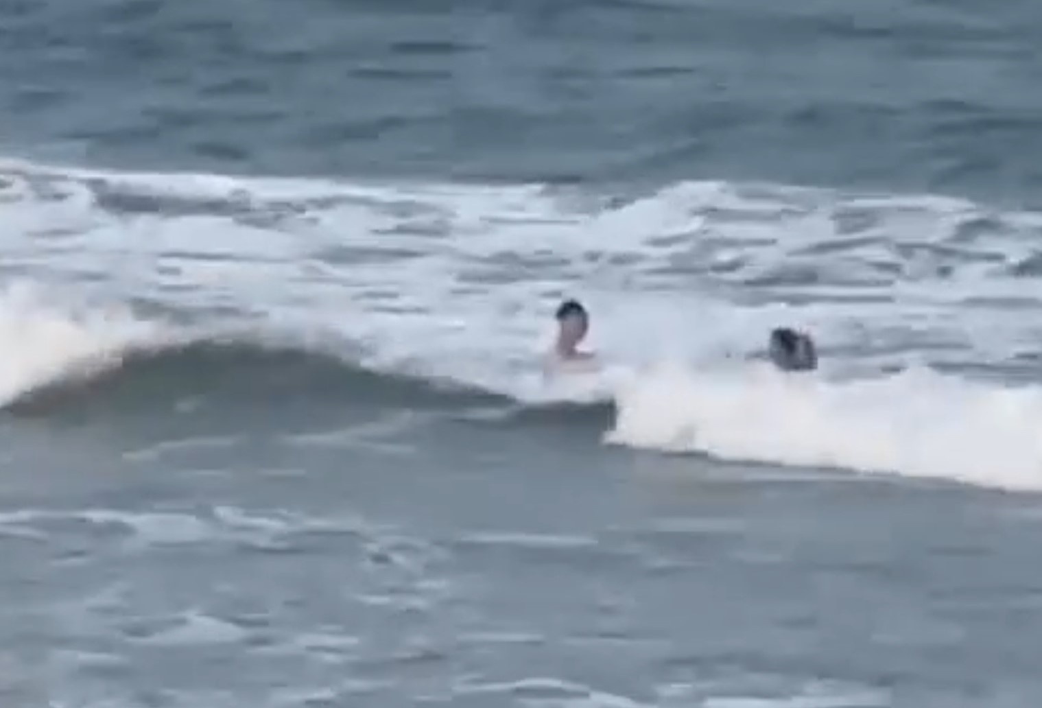 Staff of the Search and Rescue and Natural Disaster Prevention Center of Cua Lo ward promptly swam to the sea to rescue the male tourist who had cramps. Photo cut from clip