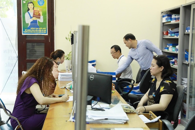 The actual pension level is determined according to the provisions of law and the adjustment coefficient is issued by the competent authority at the time of settlement of the regime. In the photo are people coming to carry out social insurance procedures. Photo: Hai Nguyen