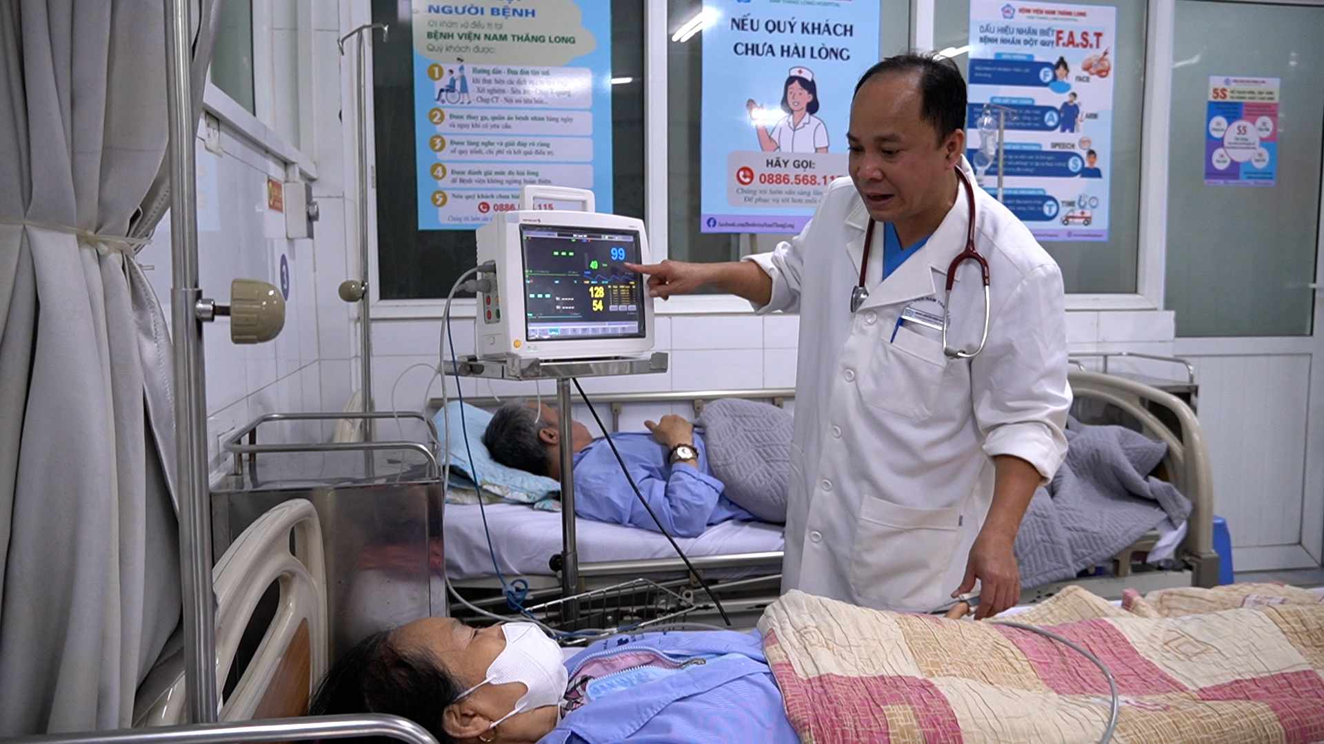 Man in emergency because blood pressure increased by nearly 200 mmHg. Photo: Hanh Thom