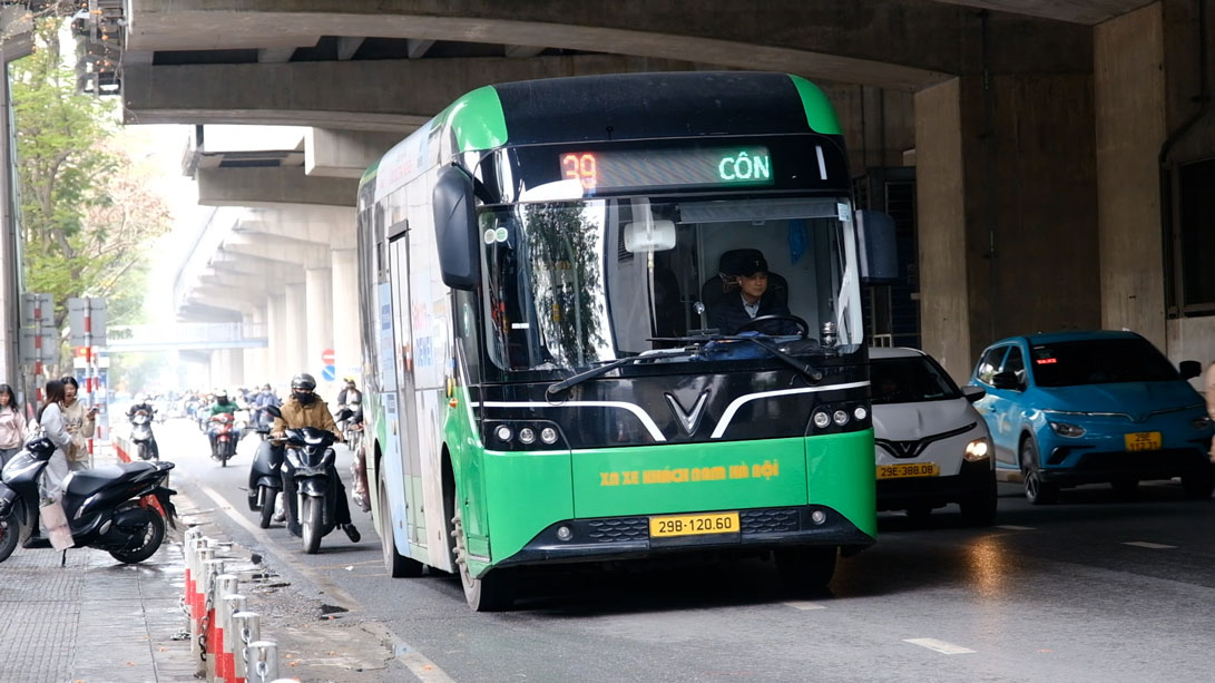 Gasoline prices increase sharply, many students switch to buses and trains