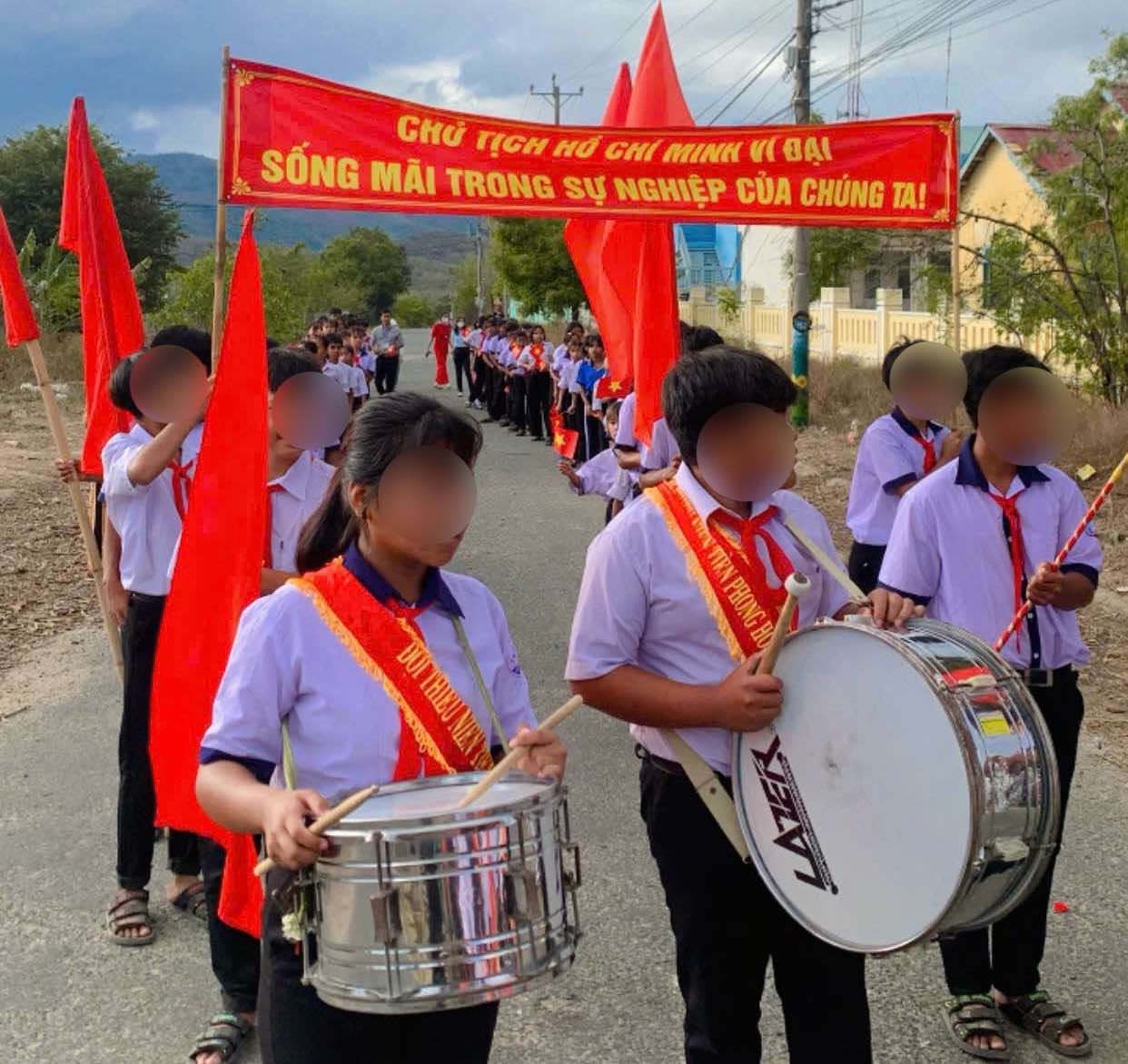 Không khí diễu hành sôi nổi, thu hút sự chú ý của người dân. Ảnh: Duy Tuấn