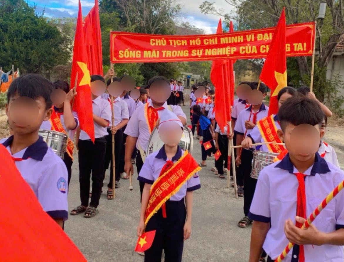 Các em học sinh diễu hành trên các tuyến đường ở thôn. Ảnh: Duy Tuấn