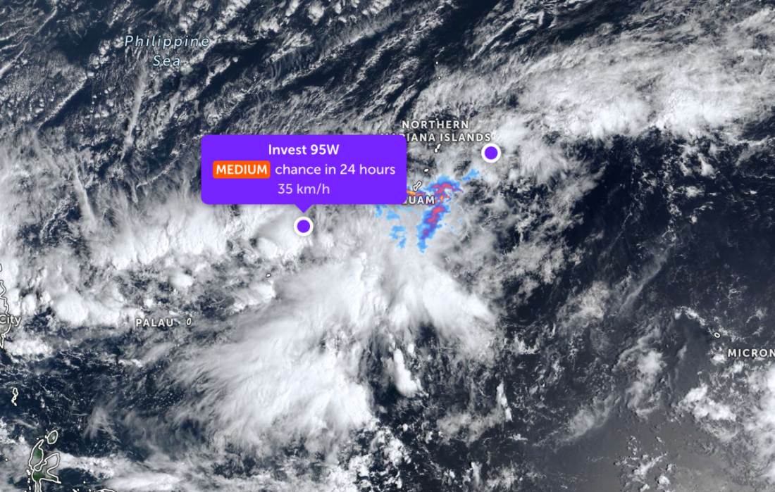 Hai áp thấp nối đuôi nhau di chuyển gần Biển Đông. Ảnh: JTWC