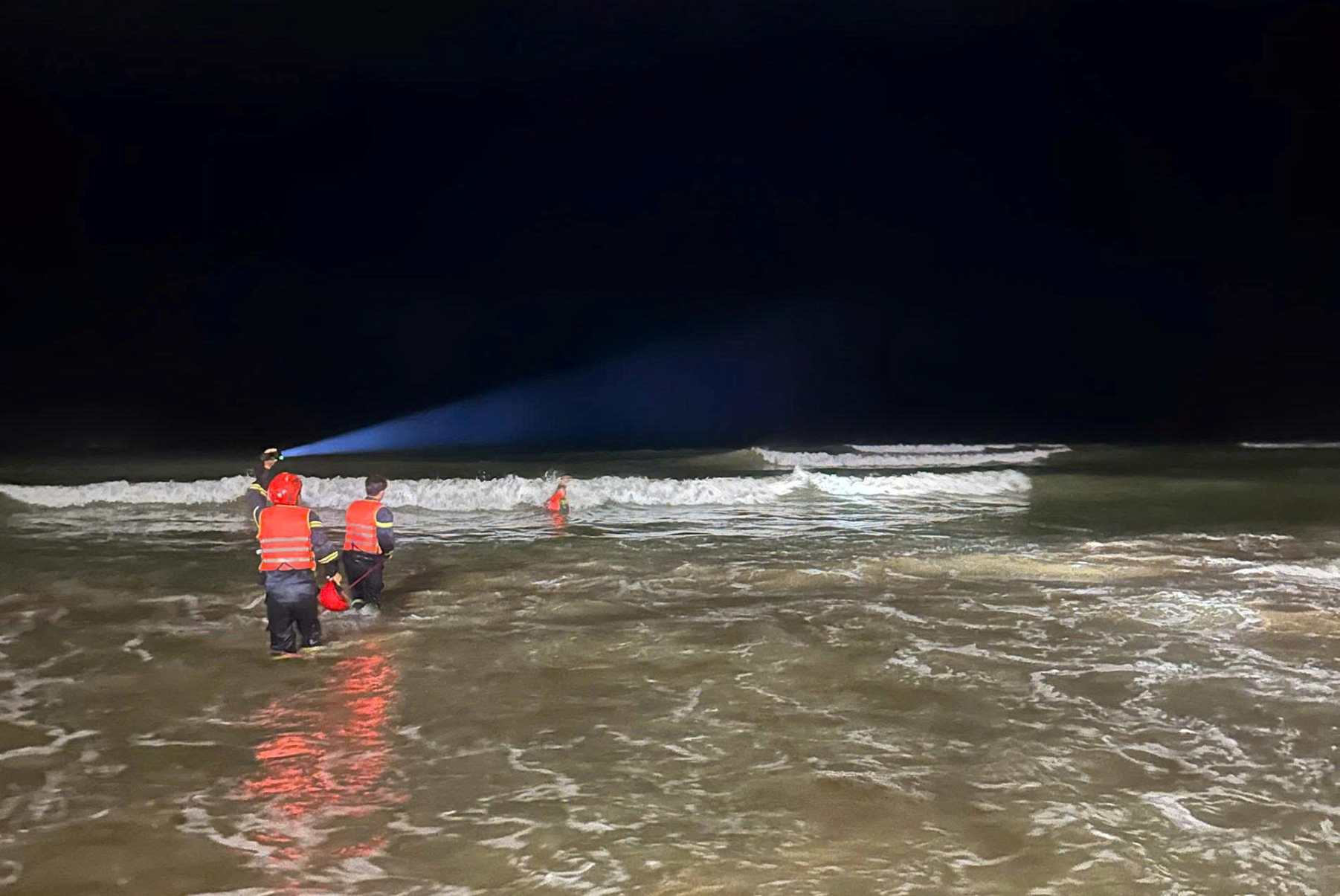 Functional forces search for victims swept away by large waves while swimming in Nha Trang at night. Photo: Khanh Hoa