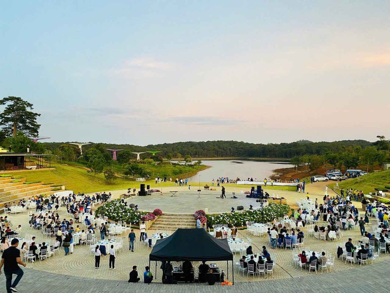 Businesses providing accommodation and travel services are implementing many solutions to adapt during the temporary suspension of Lien Khuong airport. Photo: Phuc Khanh