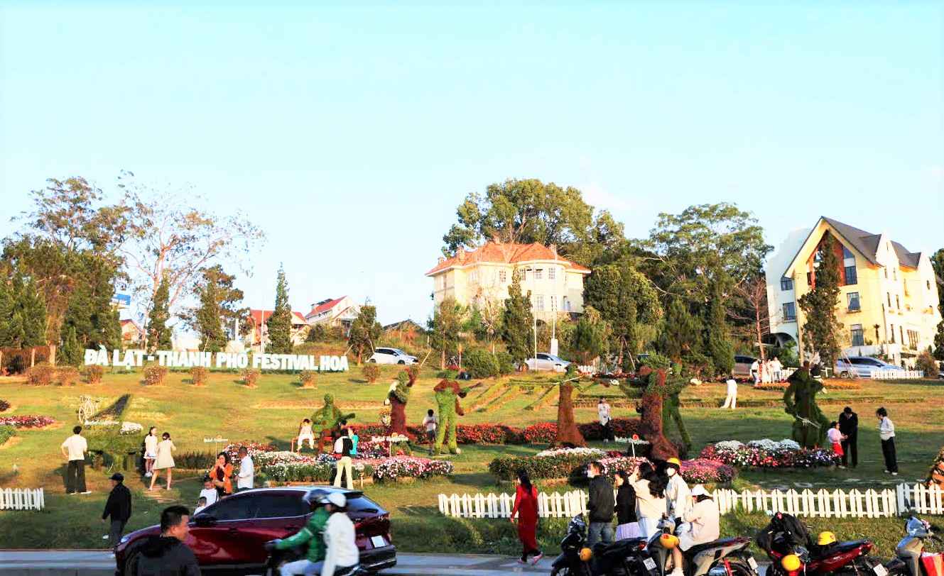 Các doanh nghiệp kinh doanh lưu trú, lữ hành ở Đà Lạt đang triển khai nhiều giải pháp quan trọng để giữ chân du khách. Ảnh: Phúc Khánh 