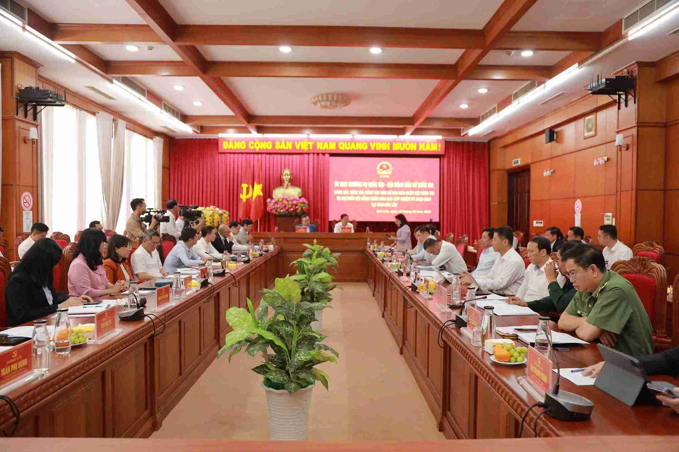 Quang cảnh buổi làm việc. Ảnh: Nguyễn Mai