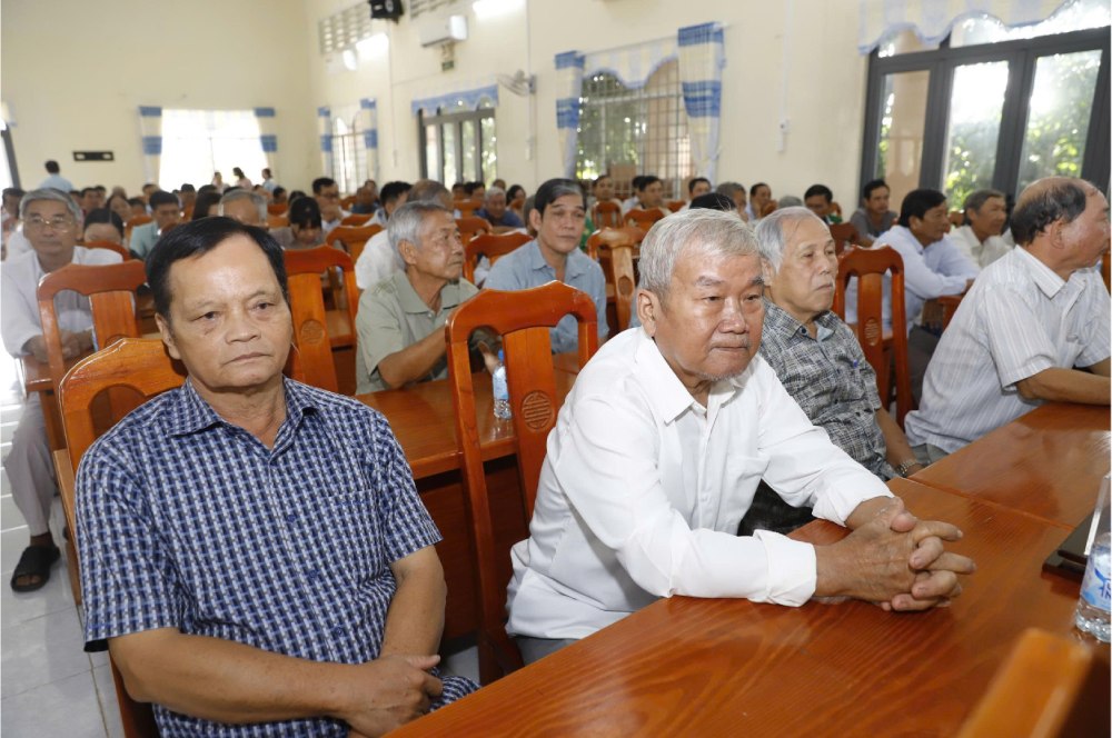 Cử tri tham dự hội nghị. Ảnh: Hồng Cẩm