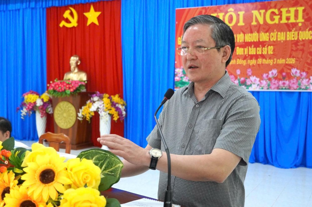 Ông Lương Quốc Đoàn phát biểu tại buổi tiếp xúc cử tri. Ảnh: Hồng Cẩm