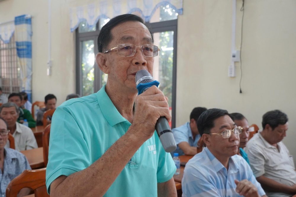 Les électeurs participent à la contribution de pétitions. Photo: Hồng Cẩm