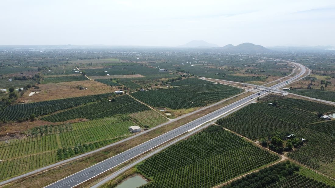 North - South Expressway Vinh Hao - Phan Thiet section. Photo: Duy Tuan