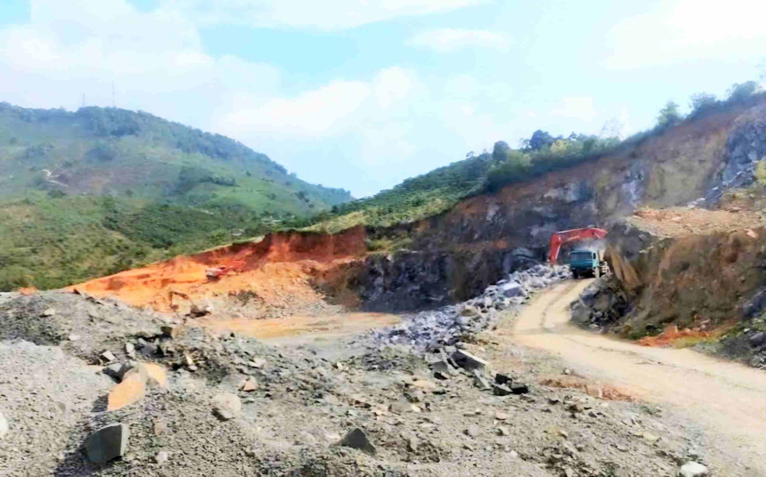 Khai thác khoáng sản là một trong những lĩnh vực với hàng loạt dự án đang gặp khó khăn. Ảnh: Phúc Khánh 