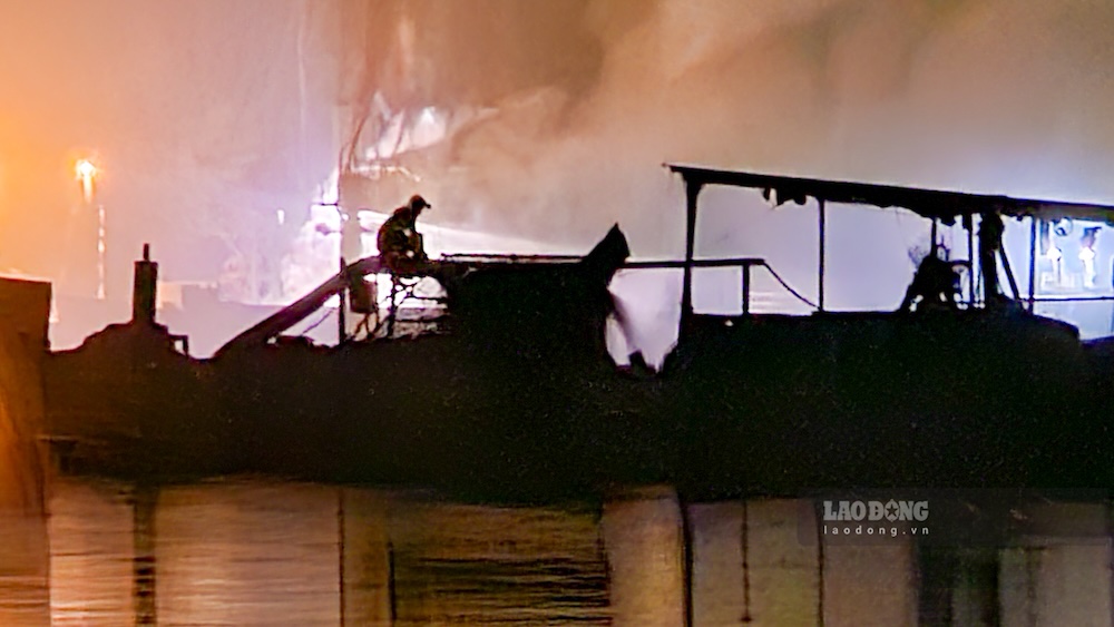 Một tháng bám địa bàn dọc hai bờ sông Gianh, nhóm phóng viên Báo Lao Động ghi nhận hoạt động lộng hành của cát tặc. Những chiếc tàu thay nhau đặt ống "rút ruột" lòng sông từ đêm khuya đến rạng sáng. Ảnh: Phóng viên