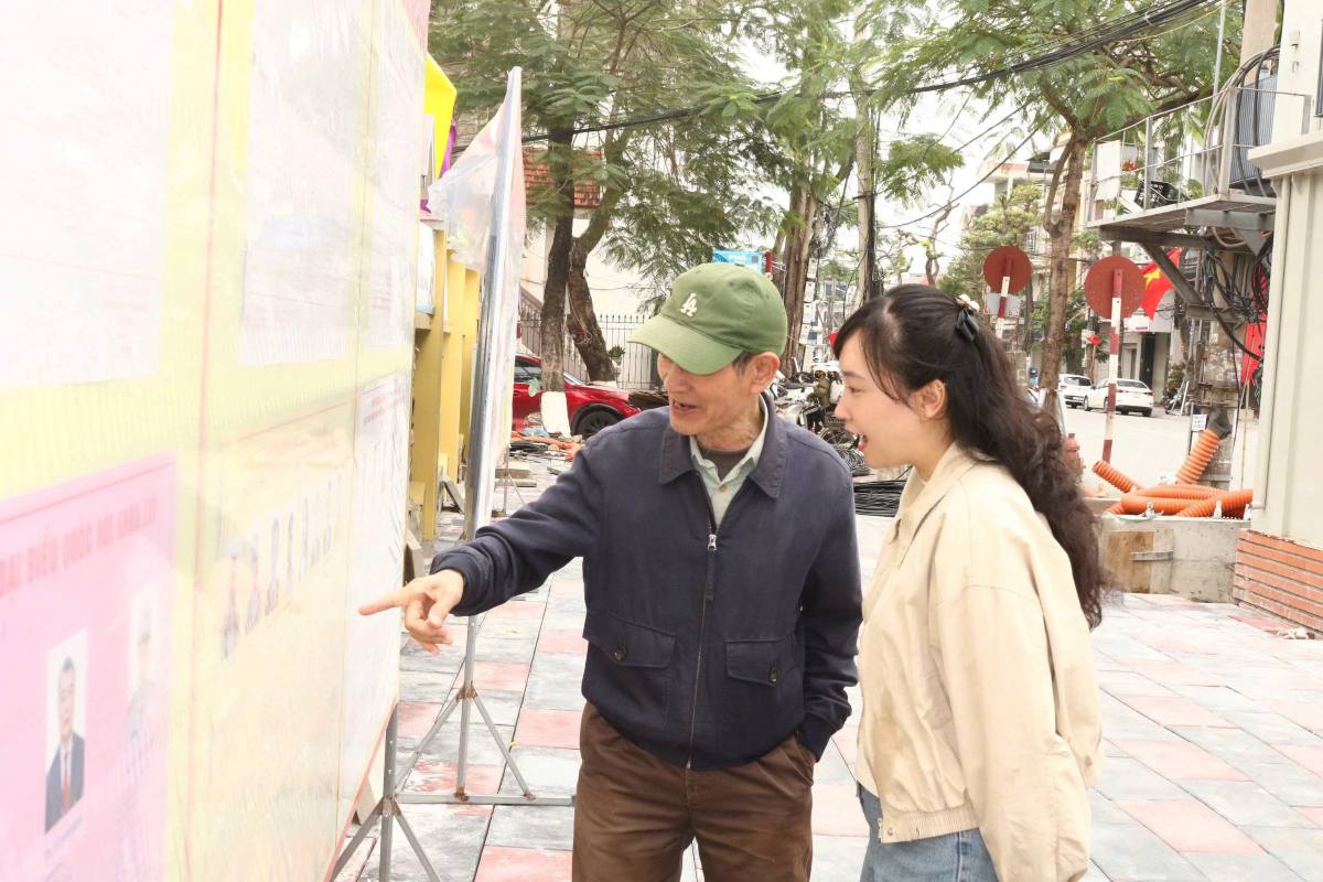 Cử tri Hải Phòng tìm hiểu danh sách các đại biểu ứng cử Đại biểu Quốc hội, HĐND các cấp. Ảnh: Mai Dung