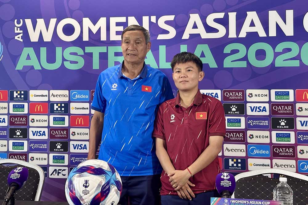 Coaches Mai Duc Chung and Bich Thuy attend the press conference before the match against Japan. Photo: VFF
