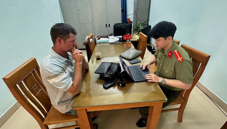 Phong Nha Commune Police return property to tourist Jamie Miller Richards. Photo: Cong Sang