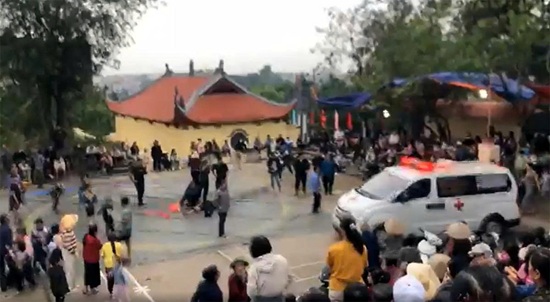 Đô vật gặp chấn thương khi thi đấu tại lễ hội vật ở Hà Nội. Ảnh: Tiến Dũng