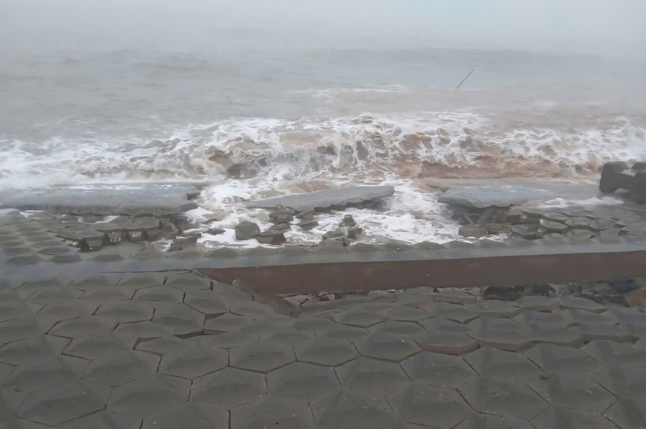 A section of the Hai Thinh 3 sea dyke slope collapsed and subsided with an area of nearly 300m2. Photo: Dieu Anh