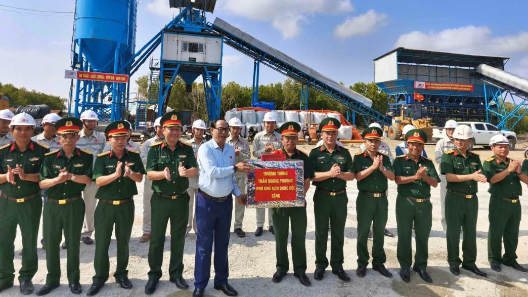 Phó Chủ tịch Quốc hội Trần Quang Phương tặng quà động viên cán bộ, chiến sĩ, công nhân đang thi công các công trình trọng điểm. Ảnh: Nhật Hồ.