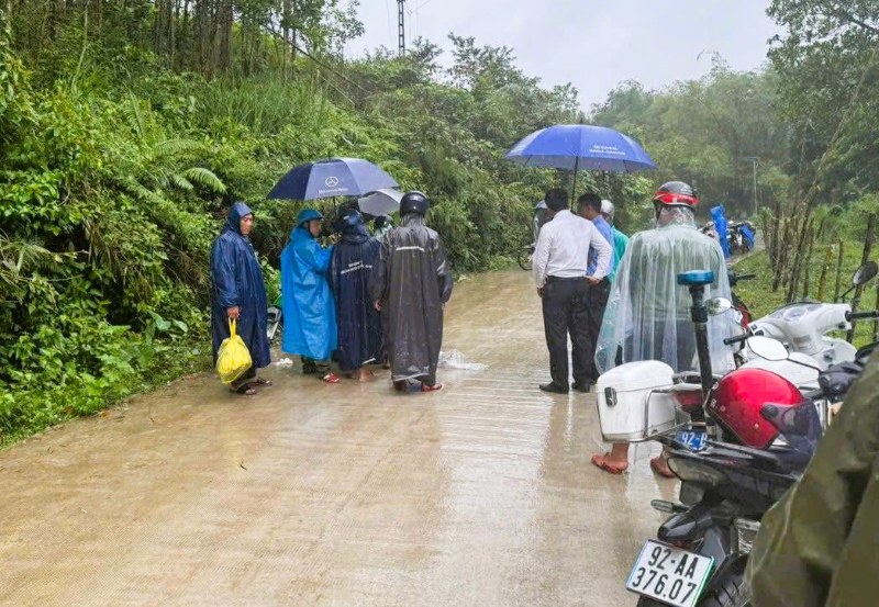 Hiện trường vụ tai nạn do áo mưa cuốn vào bánh xe máy, khiến một phụ nữ tử vong ở xã Trà Đốc, Đà Nẵng. Ảnh: Trường An