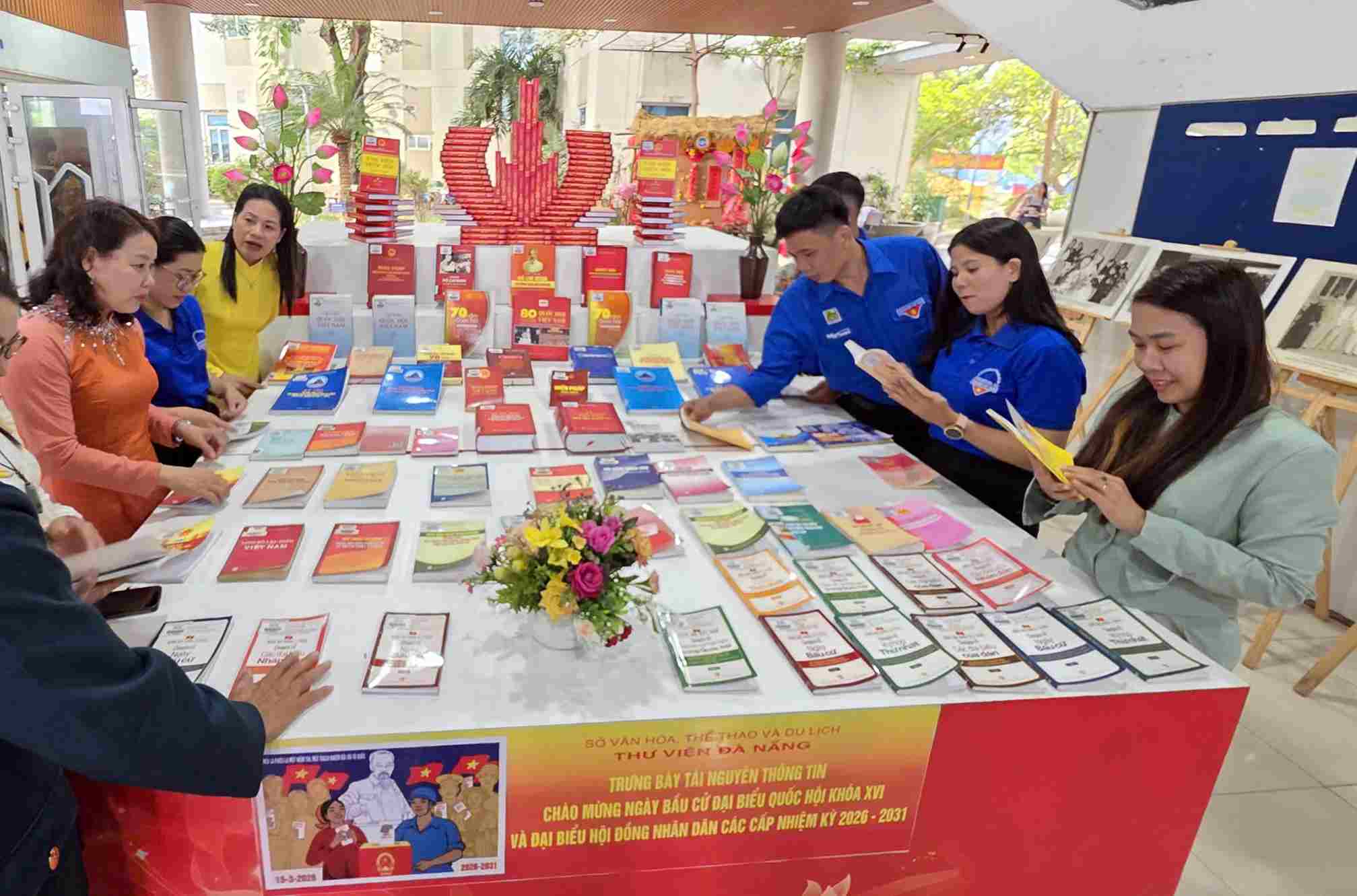 Da Nang Library opens document exhibition on achievements of the Vietnamese National Assembly to celebrate election day. Photo: Nguyen Dinh