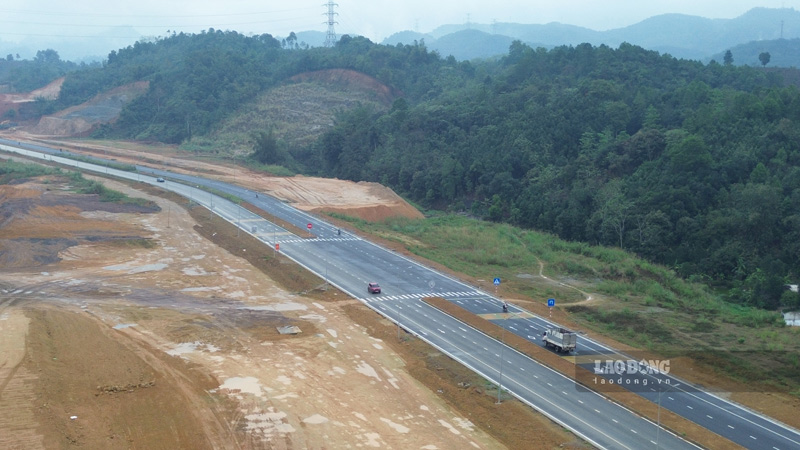 Tỉnh lộ 156 chạy dọc sông Hông đã thông thoáng. Ảnh: Đinh Đại