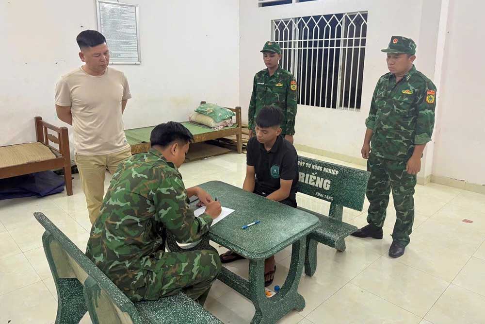 レ・アイン・トゥアン容疑者は、カンボジアのカジノに潜伏した後、逮捕されました。写真:タイニン国境警備隊