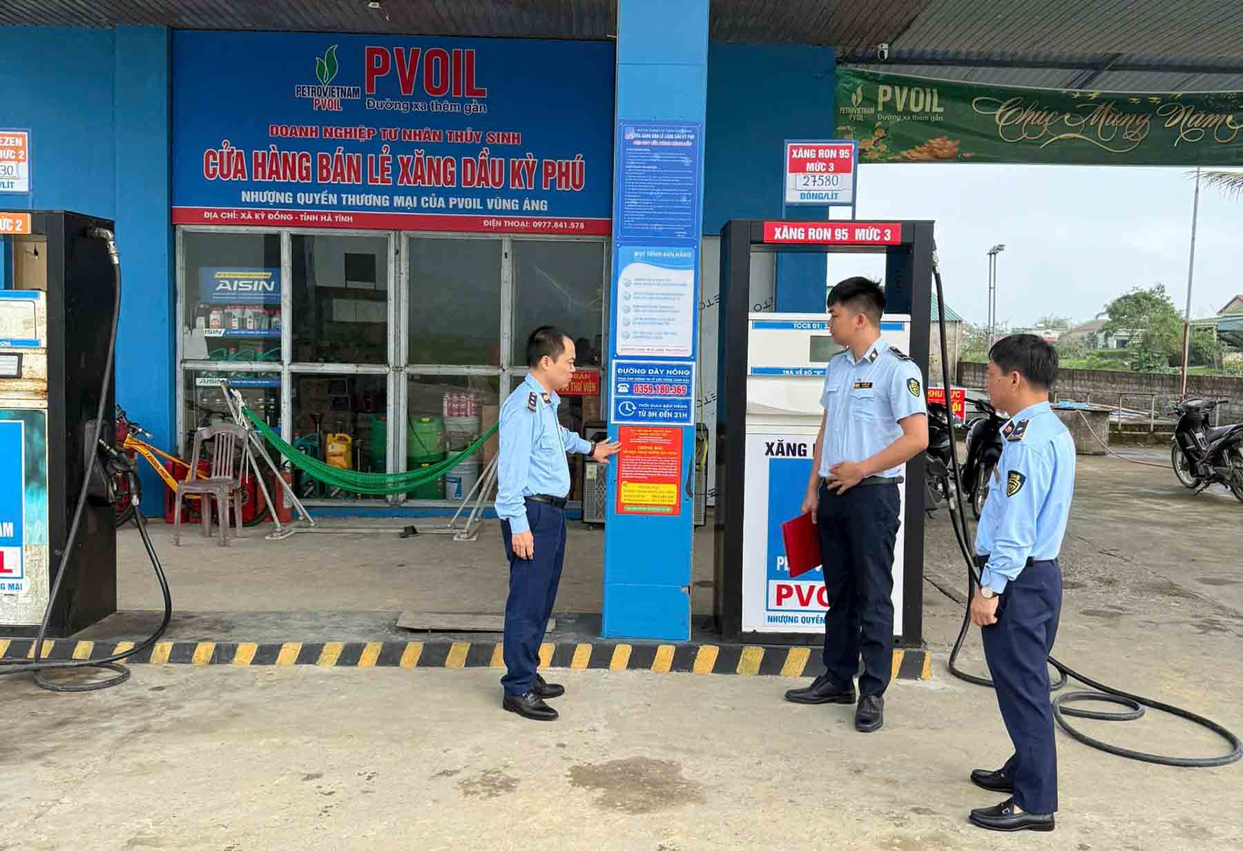 Ha Tinh market management forces publicly post hotline phone numbers at gas stations in the area. Photo: Tran Tuan