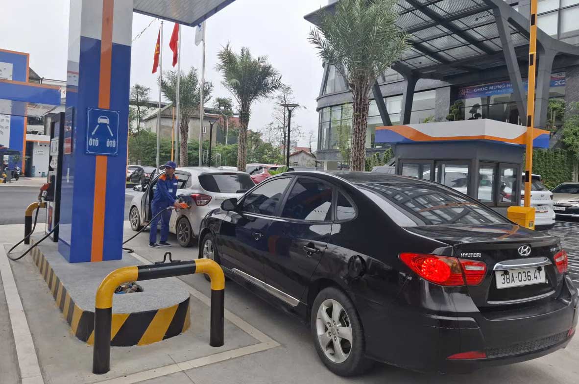 Cửa hàng xăng dầu số 1 Petrolimex vẫn hoạt động bình thường. Ảnh: Trần Tuấn