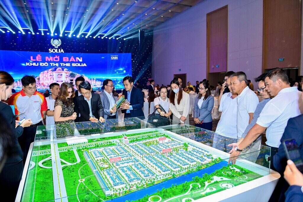 Real estate investors are under pressure as lending interest rates increase sharply. Photo: Anh Dung