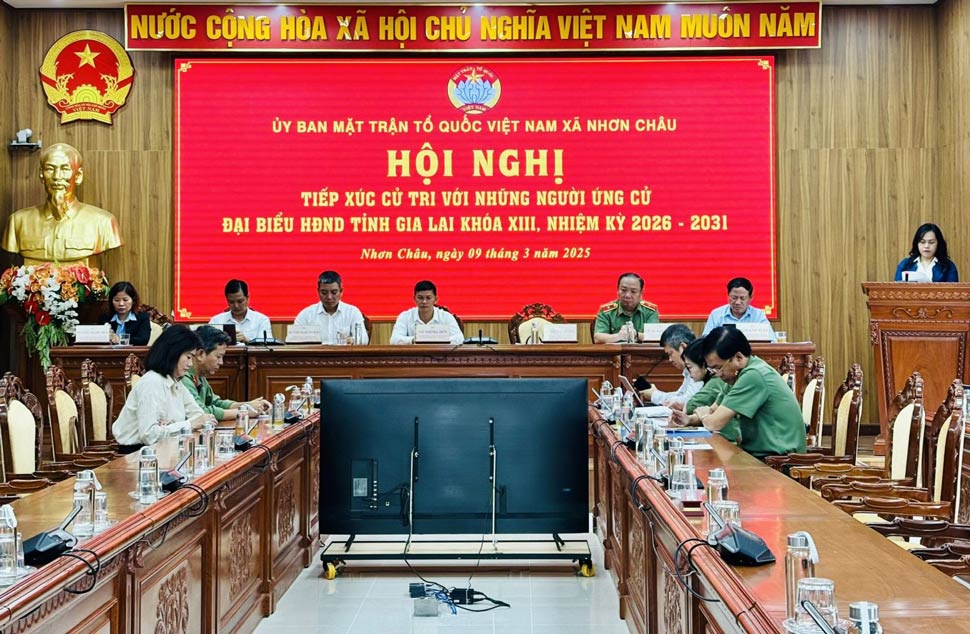 Candidates of the Gia Lai Provincial People's Council at constituency No. 1 meet with voters in Nhon Chau island commune (bridge point at the Provincial People's Committee). Photo: Ngoc Minh