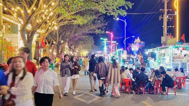 Rectify offensive activities so that "Cho Nho Night Street" in Pleiku attracts many tourists, effectively exploiting the night economy. Photo: Thanh Tuan