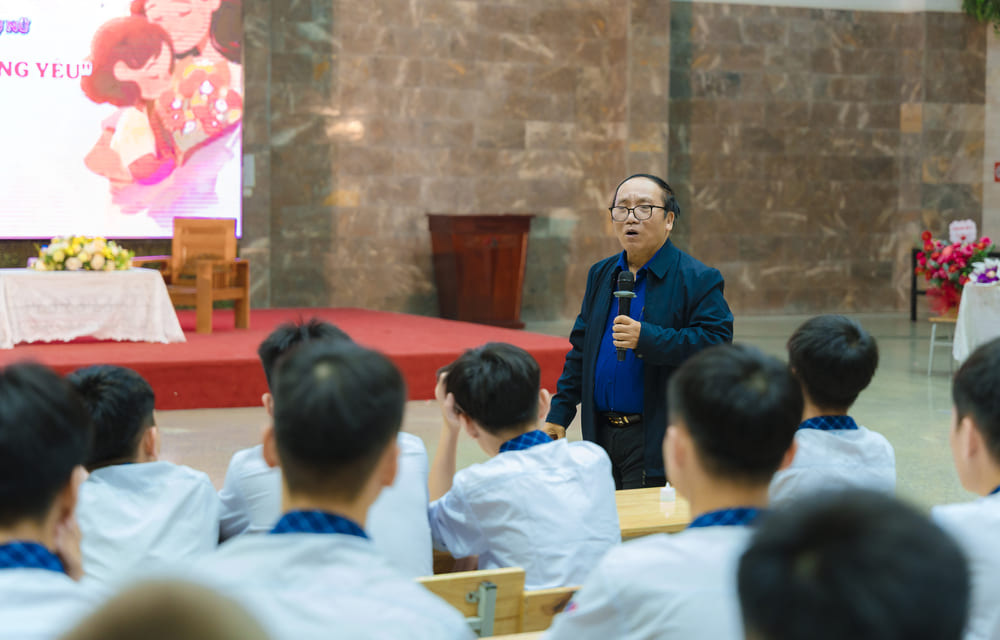 Poet Tran Dang Khoa interacts with students. Photo: Character provided