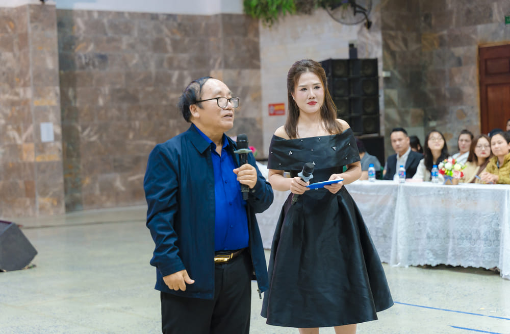 Nhà thơ Trần Đăng Khoa cũng đưa ra lời khuyên rằng, hãy dành thanh xuân cho những việc làm ý nghĩa, học tập và vun đắp tương lai thay vì tiêu tốn vào những bóng hình ảo ảnh.