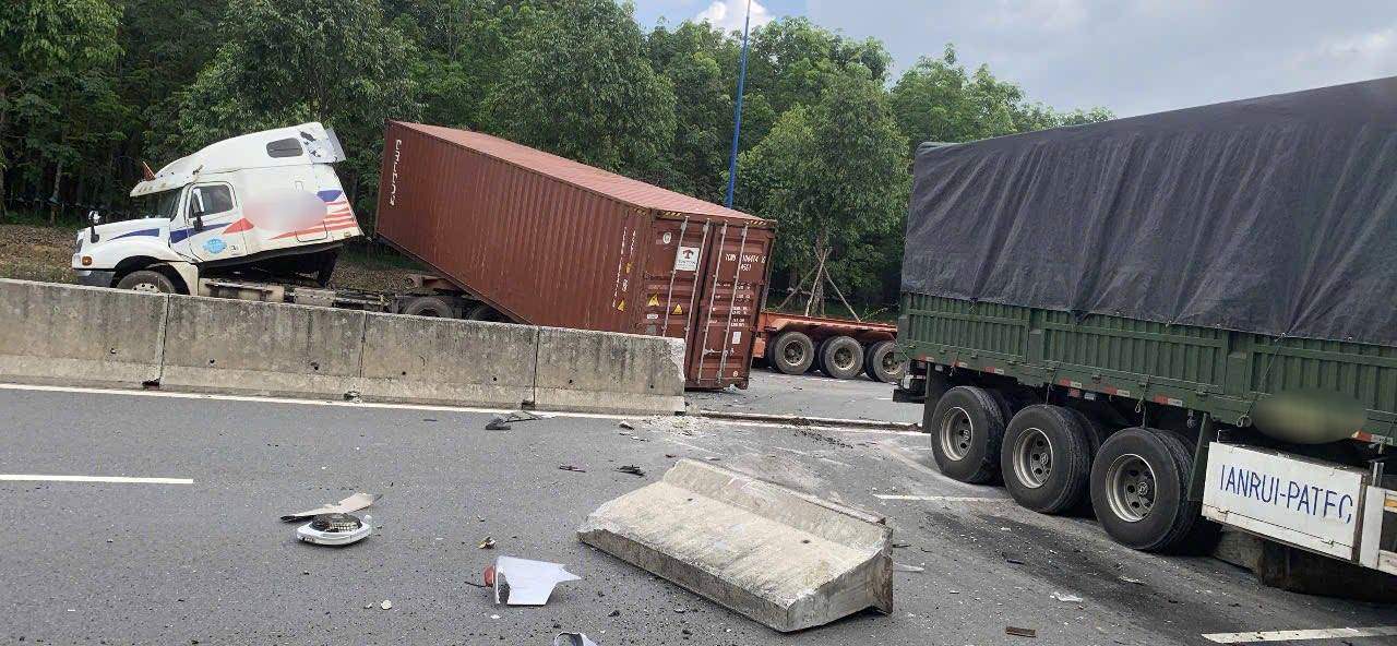 Scene of the accident between a truck and a container truck. Photo: Reader provided