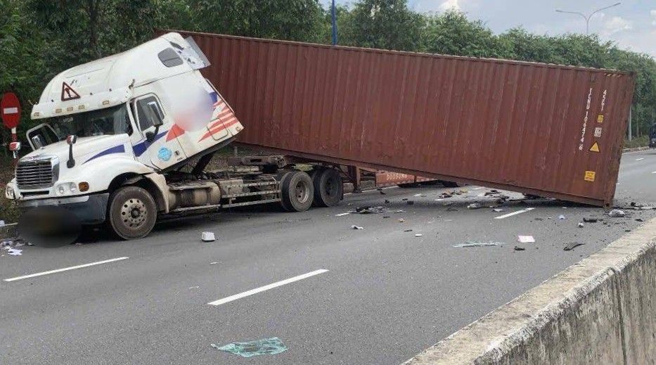 Hai phương tiện chắn ngang hết 6 làn xe ô tô khiến các phương tiên không thể lưu thông qua. Ảnh: Đình Trọng