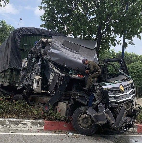 Đầu xe tải bị biến dạng. Ảnh: Bạn đọc cung cấp