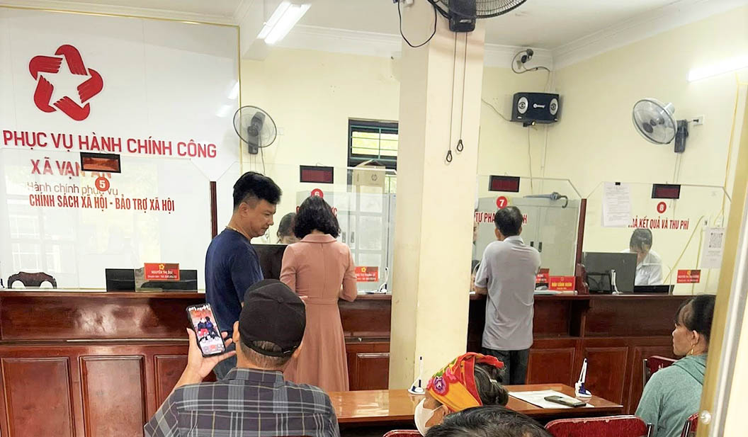 Người dân đến làm thủ tục hành chính tại Trung tâm Phục vụ hành chính công xã Vạn An, tỉnh Nghệ An. Ảnh: Ngọc Anh