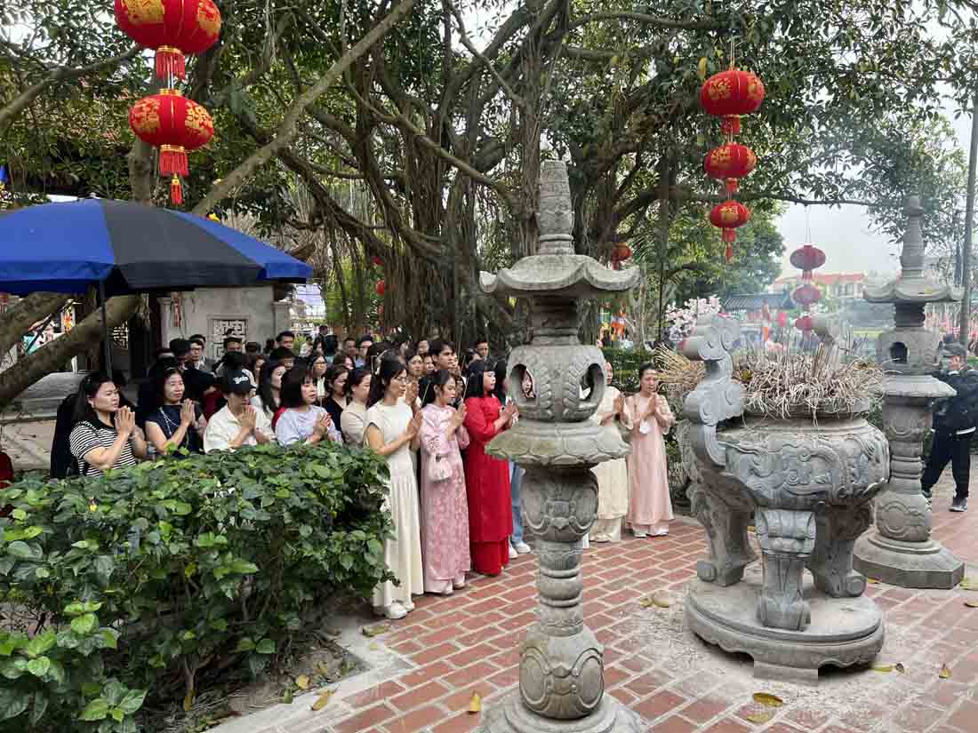 Du thành tâm mong cầu một năm mới bình an, hạnh phúc.