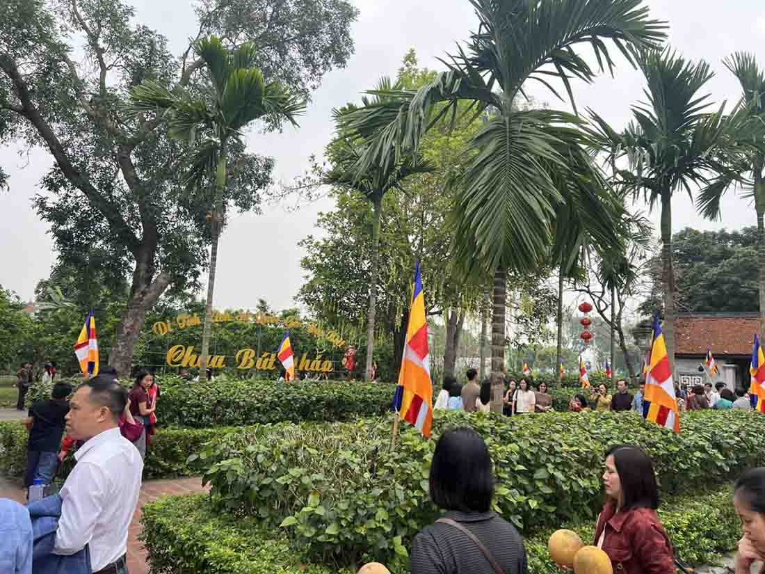 Du khách nô nức du xuân chùa Bút Tháp.