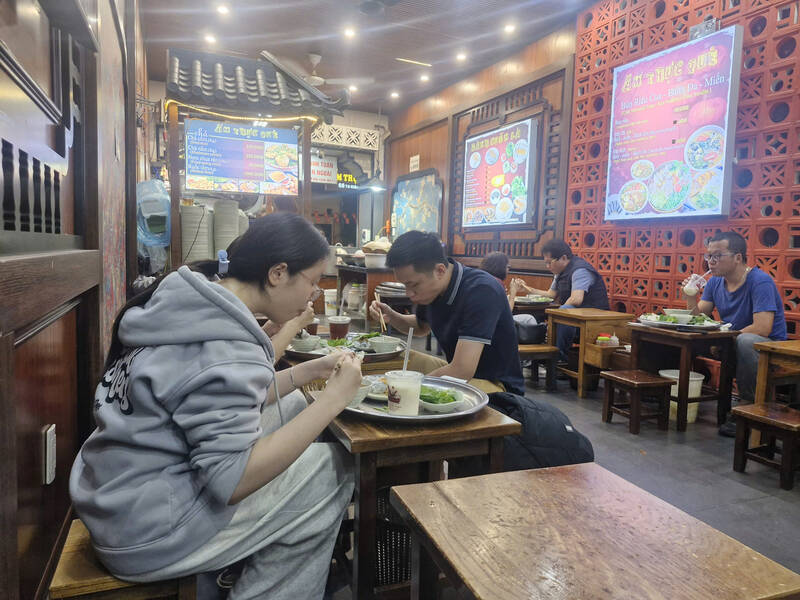 Office workers in Hanoi choose lunch restaurants that ensure food safety and hygiene. Photo: Thu Giang