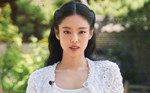 Phản ứng của Jennie Blackpink khi bị người hâm mộ vây kín tại Paris