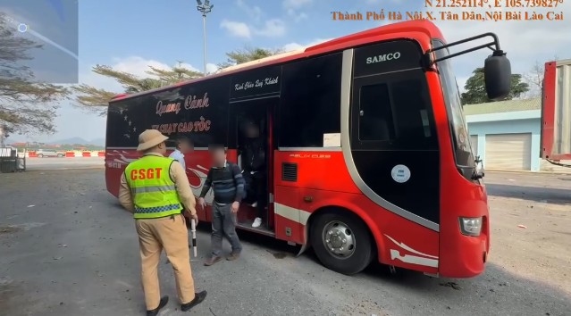A passenger car was handled for carrying too many people from people's reflections. Photo: Traffic Police Department