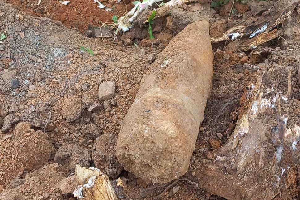 The mortar shell was discovered by people when digging the foundation to build a fence. Photo: Quy Hien